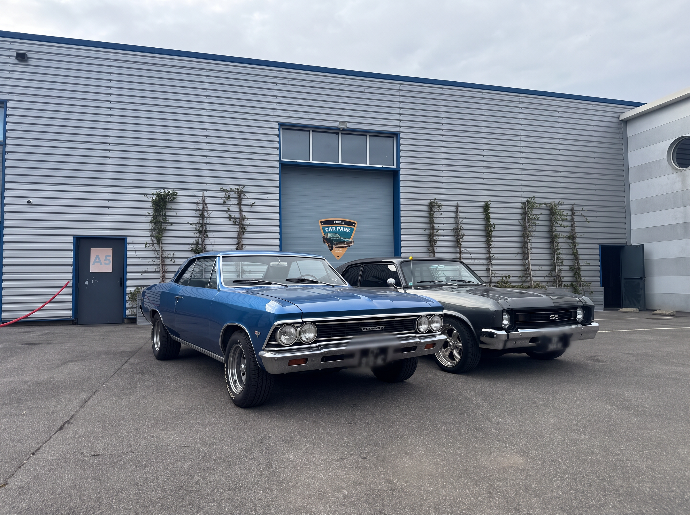 Chevrolet Chevelle devant l'entrepôt Neil's Car Park