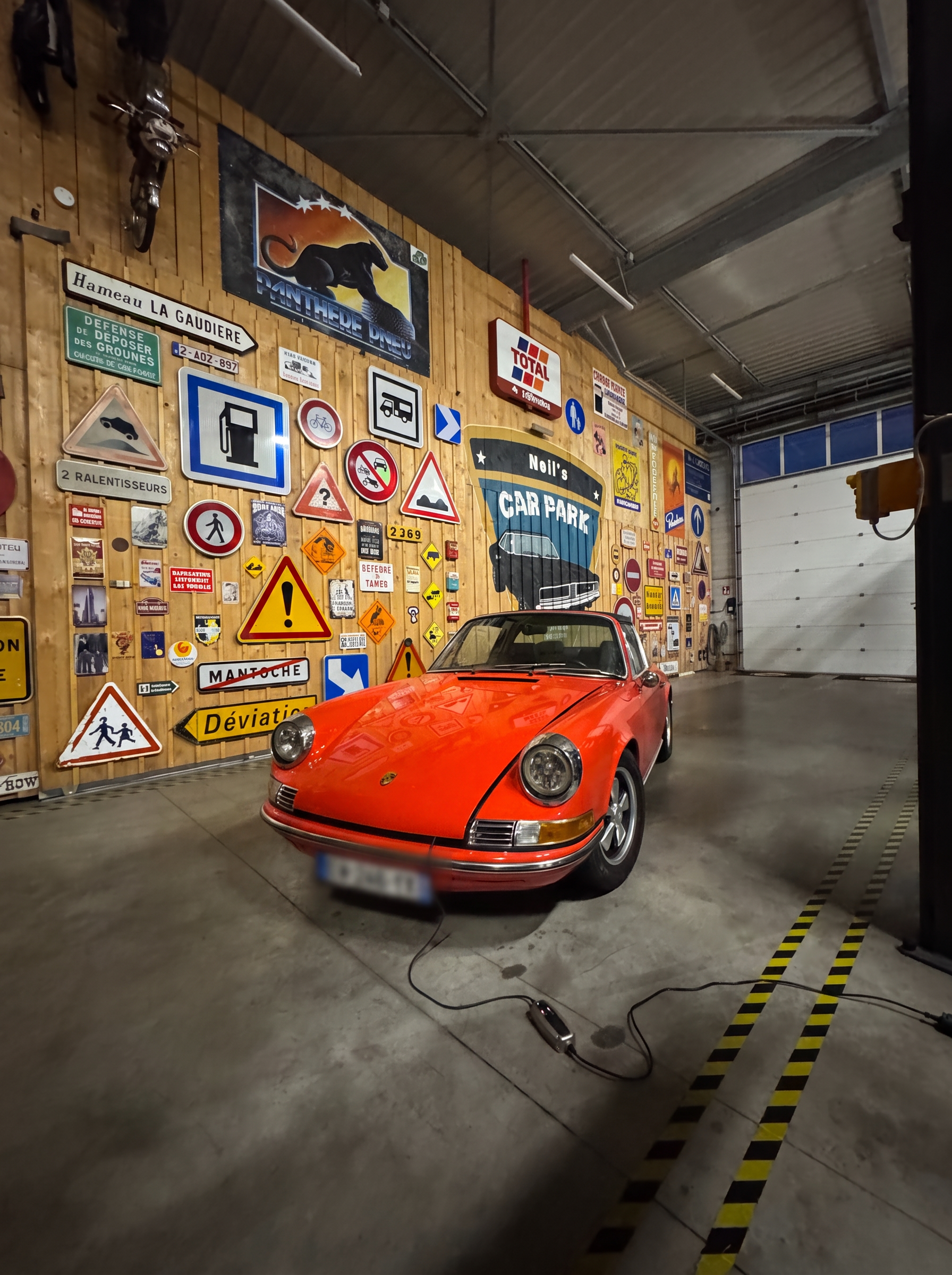Porsche 911 dans l'entrepôt Neil's Car Park